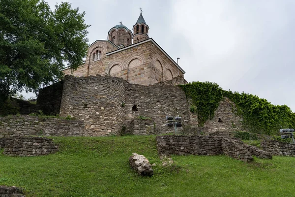タレヴェツ要塞内のパトリアーチ東正教会。神の聖なる昇天の祝福師大聖堂。ヴェリコ・タルノヴォ(ブルガリア) — ストック写真