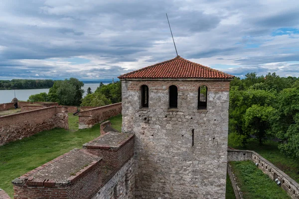 Baba Vida es una fortaleza medieval en Vidin en el noroeste de Bulgaria y el punto de referencia principal de la ciudad. Baba Vida es el único castillo medieval completamente conservado en el país . — Foto de Stock