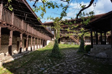 Melnik, Bulgaristan yakınlarındaki Rozhen Ortaçağ Ortodoks Manastırı, avlusunda