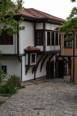  Plovdiv Eski Kent'in tarihi kesiminde dar bir caddenin görünümü. Tipik ortaçağ renkli binalar. Bulgaristan