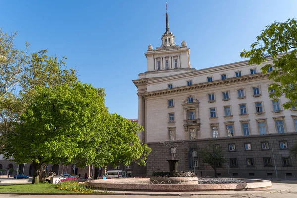 Fontaine sur la place Atanas Burov avec l'Assemblée nationale en arrière-plan. Sofia, Bulgarie — Photo