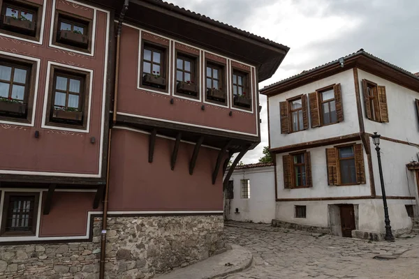 Vista de una calle estrecha en la parte histórica del casco antiguo de Plovdiv. Edificios medievales coloridos típicos. Países Bajos — Foto de Stock