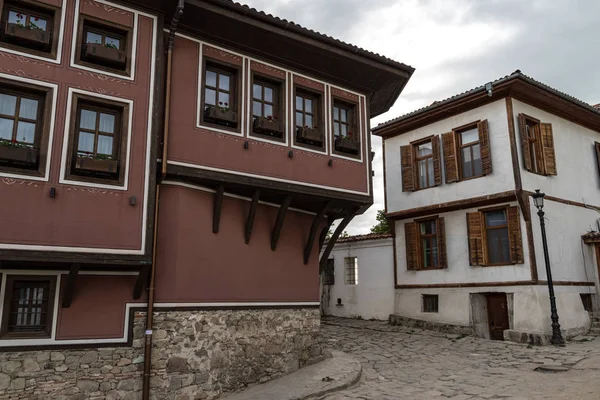 Uitzicht op een smalle straat in het historische deel van de oude binnenstad van Plovdiv. Typische middeleeuwse kleurrijke gebouwen. Bulgarije — Stockfoto