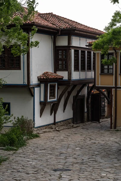 Vista di una strada stretta nella parte storica della città vecchia di Plovdiv. Tipici edifici medievali colorati. Bulgaria — Foto Stock