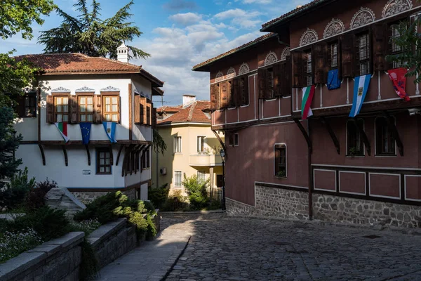 Utsikt över en smal gata i den historiska delen av Plovdivs gamla stadsdel. Typiska medeltida färgglada byggnader. Bulgarien — Stockfoto