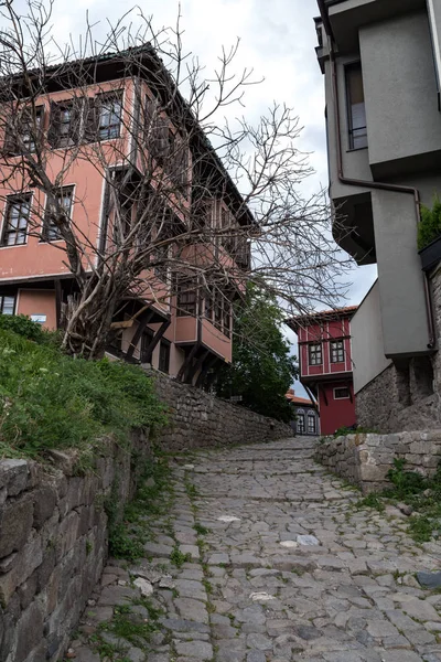 Pemandangan jalan sempit di bagian sejarah Kota Tua Plovdiv. Biasa bangunan abad pertengahan berwarna-warni. Bulgaria — Stok Foto