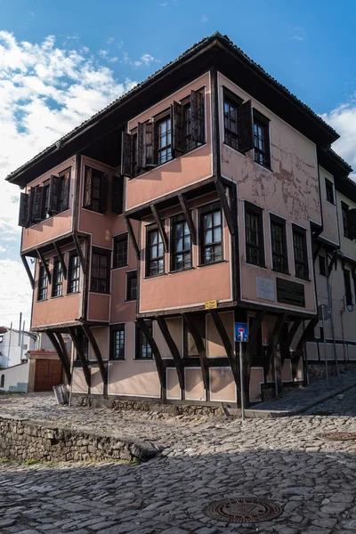 Vue d'une rue étroite dans la partie historique de la vieille ville de Plovdiv. Bâtiments typiques médiévaux colorés. Bulgarie — Photo