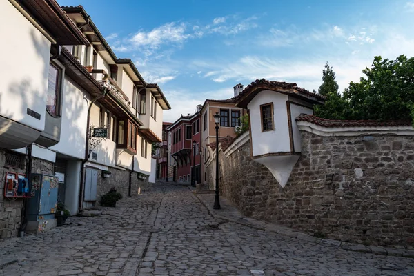 Pohled na úzkou ulici v historické části Plovdivu starého města. Typické středověké barvité budovy. Bulharsko — Stock fotografie