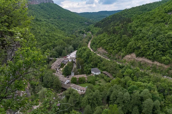 Panoramablick auf das dryanovo kloster aus dem neunzehnten jahrhundert st. erzengel michael, gabrovo region, bulgarien — Stockfoto