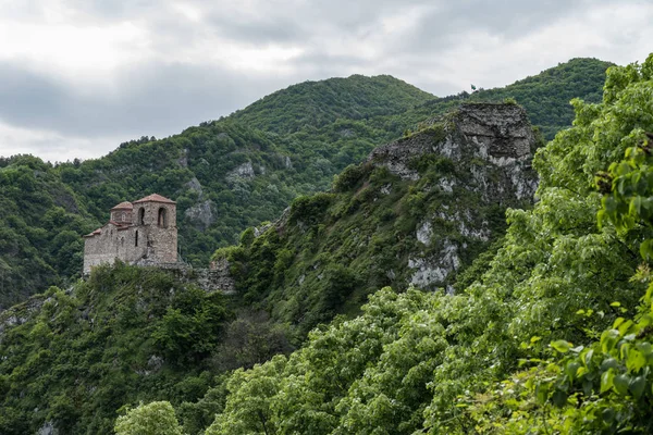 La Chiesa della Santa Madre di Dio nella fortezza di Asen. Vecchia fortezza medievale vicino alla città di Asenovgrad. Regione di Plovdiv, Bulgaria — Foto Stock