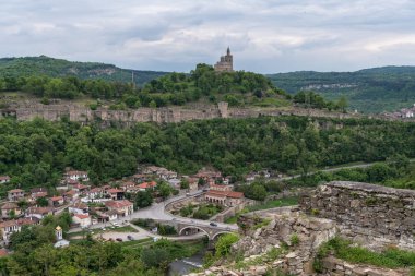 Trapezitsa kalesi kalıntılarından Çarevets Kalesi'nin panoramik manzarası. Bulgaristan'da Veliko Tarnovo.