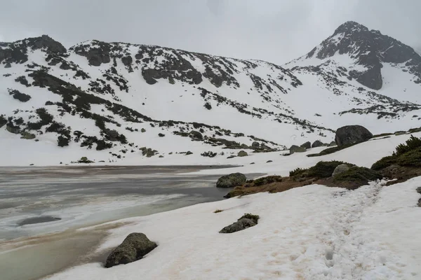 Paesaggio montano invernale in Bulgaria, montagna di Rila, Sette laghi di Rila . — Foto Stock