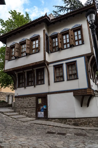 Utsikt över en smal gata i den historiska delen av Plovdivs gamla stadsdel. Typiska medeltida färgglada byggnader. Bulgarien — Stockfoto