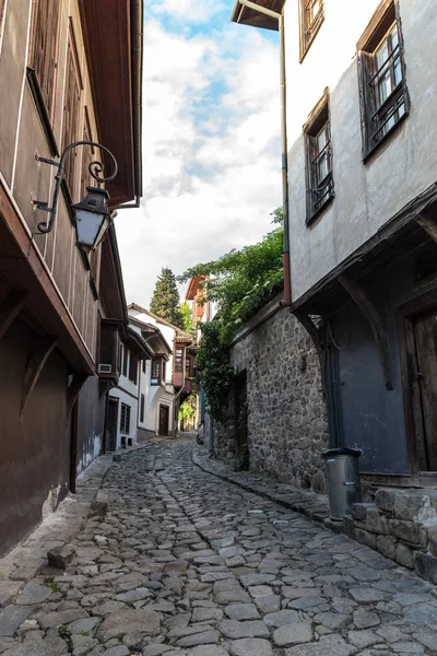 Vista de uma rua estreita na parte histórica da Cidade Velha de Plovdiv. Típicos edifícios coloridos medievais. Bulgária — Fotografia de Stock