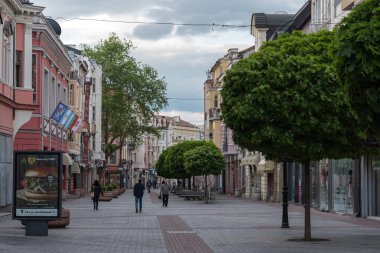 Plovdiv kentinde merkezi yaya caddesi Knyaz Alexander I Sabah görünümü, Bulgaristan