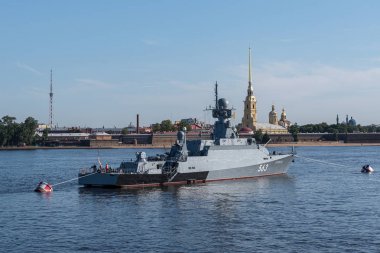 Rusya Donanması'nın gününde deniz geçit töreni. Peter-Pavel Kalesi yakınlarındaki Neva'da askeri muhrip. St. Petersburg'da. Rusya.