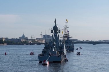  Rusya Donanması'nın gününde deniz geçit töreni. Peter-Pavel Kalesi yakınlarındaki Neva'da askeri muhrip. St. Petersburg'da. Rusya.