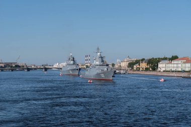 Rusya Donanması'nın gününde deniz geçit töreni. Neva Sankt-Petersburg'da askeri muhrip. Rusya.