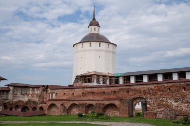 Kirillo-Belozersky manastırının kuleleri ve savunma duvarları. Kirillov, Vologda bölgesinde bulunan Rus Ortodoks Kilisesi, Manastırı. Rusya