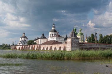 Kirillo-Belozersky manastırının kuleleri ve savunma duvarları. Kirillov, Vologda bölgesinde bulunan Rus Ortodoks Kilisesi, Manastırı. Rusya