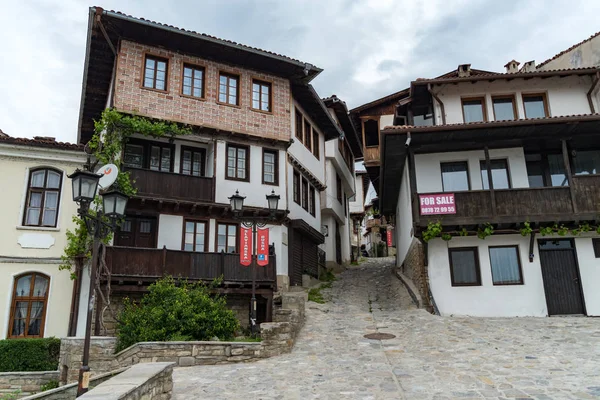 Veliko Tarnovo ortaçağ kasabasının geleneksel evler şehir merkezi — Stok fotoğraf