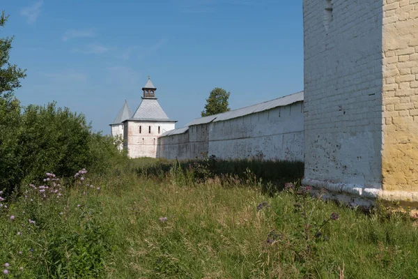 Věže a hradby Spaso-Prilutského kláštera ve Vologdě, Rusko — Stock fotografie