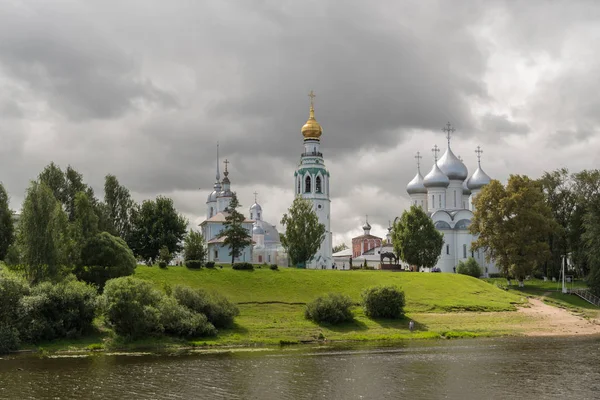 Vista dal fiume Vologda su Belfry, Chiesa di Alexander Nevsky e Cattedrale di Santa Sofia, Vologda, Russia — Foto Stock