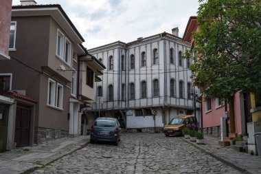 Plovdiv Eski Kent'in tarihi kesiminde dar bir caddenin görünümü. Tipik ortaçağ renkli binalar. Bulgaristan