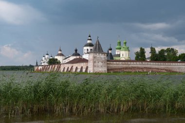 Gölden Kirillo-Belozersky manastırına bak. Kirillov, Vologda bölgesinde bulunan Rus Ortodoks Kilisesi Manastırı