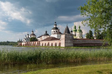 Gölden Kirillo-Belozersky manastırına bak. Kirillov, Vologda bölgesinde bulunan Rus Ortodoks Kilisesi Manastırı.