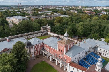 Vologda Kremlin ve kale duvarlarının avlusu fotoğrafı. Ayasofya Katedrali'nin çan kulesinden manzara.