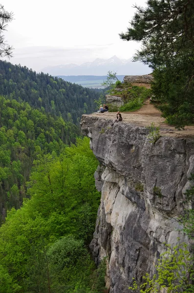 Pessoas em miradouro Tomasovsky vyhlad no parque nacional Slovak Paradise . — Fotografia de Stock