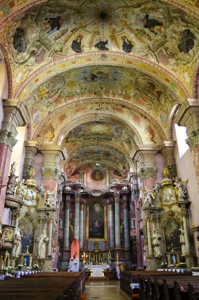 Dentro da igreja do Espírito Santo, novo mosteiro minorita na cidade velha. UNESCO cidade medieval de Levoca no leste da Eslováquia . — Fotografia de Stock