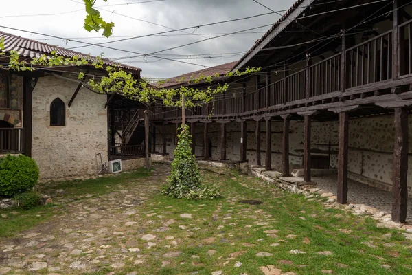Az udvarban, a középkori ortodox kolostor Rozhen, közel Melnik, Bulgária — Stock Fotó