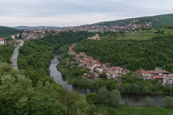 Vista panorâmica da cidade velha de Veliko Tarnovo, rio Yantra e vista para torre e fortaleza de Trapezitsa. Bulgária — Fotografia de Stock