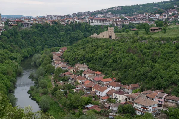 Vista panorâmica da cidade velha de Veliko Tarnovo, rio Yantra e vista para torre e fortaleza de Trapezitsa. Bulgária — Fotografia de Stock