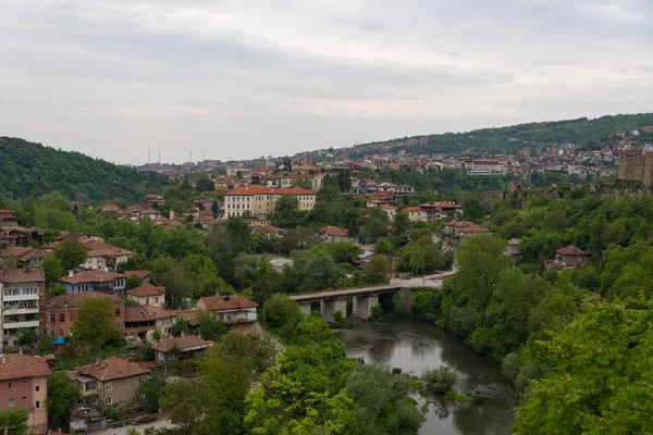 Vista panorámica del casco antiguo de Veliko Tarnovo y puente sobre el río Yantra. Países Bajos — Foto de Stock
