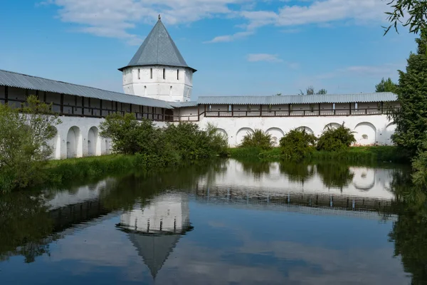 Pond with reflection of tower and wall  in Spaso-Prilutsky Monastery in Vologda, Russia — Stock Photo, Image