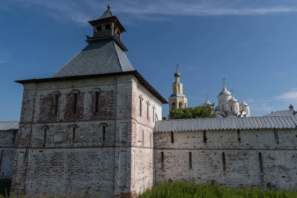 Водонапорная башня и стена Спасо-Прилуцкого монастыря в Вологде, Россия — стоковое фото
