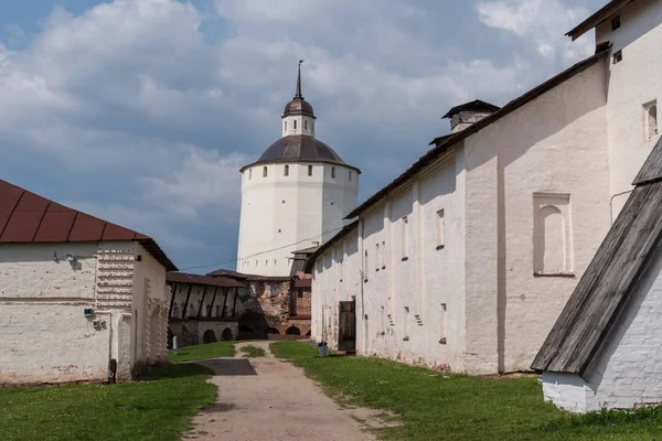 Monastério Kirillo-Belozersky.Monastério da Igreja Ortodoxa Russa, localizado dentro da cidade de Kirillov, região de Vologda. Centro da vida espiritual do Norte russo . — Fotografia de Stock