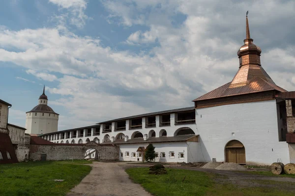 Torres e muros de defesa do mosteiro Kirillo-Belozersky.Mosteiro da Igreja Ortodoxa Russa, localizado dentro da cidade de Kirillov, região de Vologda. Centro da vida espiritual do Norte russo . — Fotografia de Stock