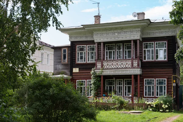 Dřevěný dům vorobyova s vyřezávanými okny a balkonem. Vologda — Stock fotografie