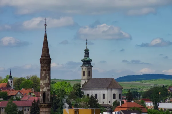 Gran Minarete turco y campanario de iglesia en el paisaje urbano de Eger, Hungría — Foto de Stock