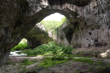 Devetashka mağarası, Letnitsa'nın 7 km doğusunda ve Lovech'ın 15 km kuzeydoğusunda, Devetaki köyü yakınlarında büyük bir karst mağarasıdır.