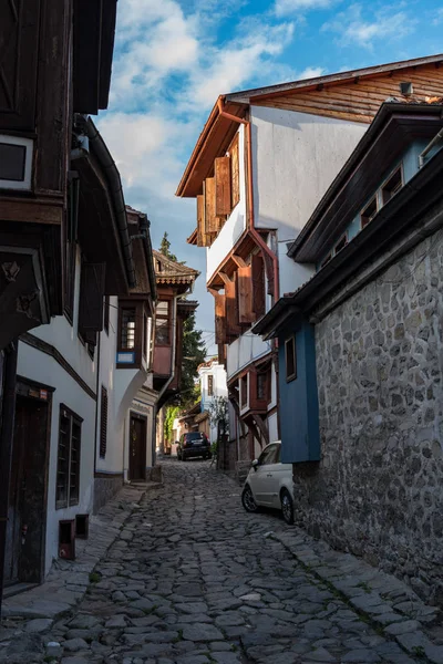 Vista de una calle estrecha en la parte histórica del casco antiguo de Plovdiv. Edificios medievales coloridos típicos. Países Bajos — Foto de Stock