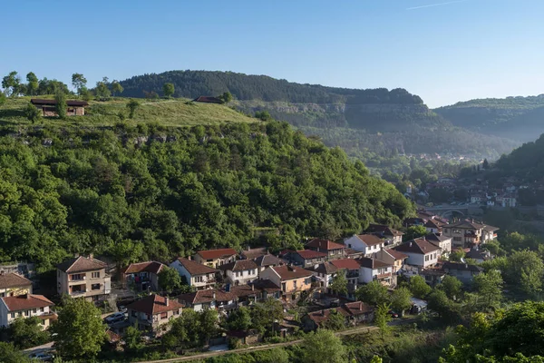 Vista para a colina fortaleza de Trapezitsa e cidade velha nas margens do rio Yantra, .Veliko Tarnovo na Bulgária — Fotografia de Stock