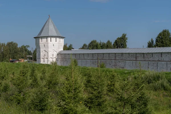 俄罗斯沃洛格达斯帕索-普里卢茨基修道院的磨坊塔和堡垒墙 — 图库照片