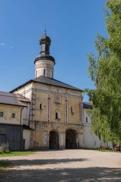 Iglesia de San Juan Climaco y Teodoro Estratifica en el monasterio Kirillo-Belozersky. Kirillov, región de Vologda . —  Fotos de Stock