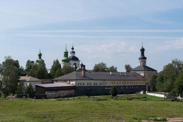 Fraternal Corps and the Church of John Klimak and Theodore Stratelates in the Kirillo-Belozersky Monastery. Kirillov, Vologda region Spiritual center life in the Russian north. — Stock Photo, Image