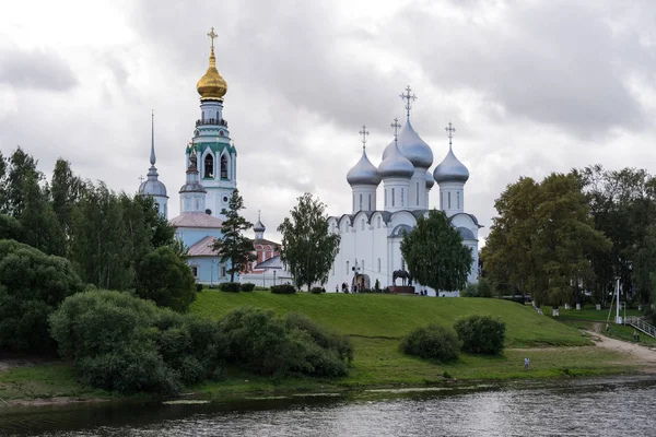 Vista dal fiume Vologda su Belfry, Chiesa di Alexander Nevsky e Cattedrale di Santa Sofia, Vologda, Russia — Foto Stock